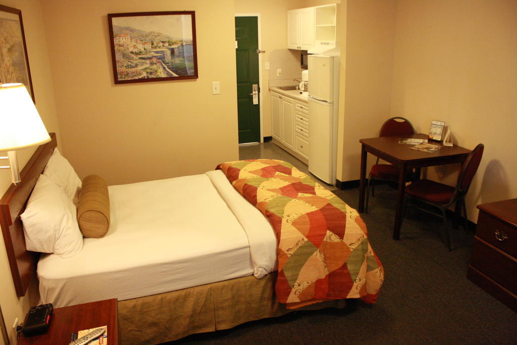 Intown Suites Extended Stay Select Hampton Va Room photo