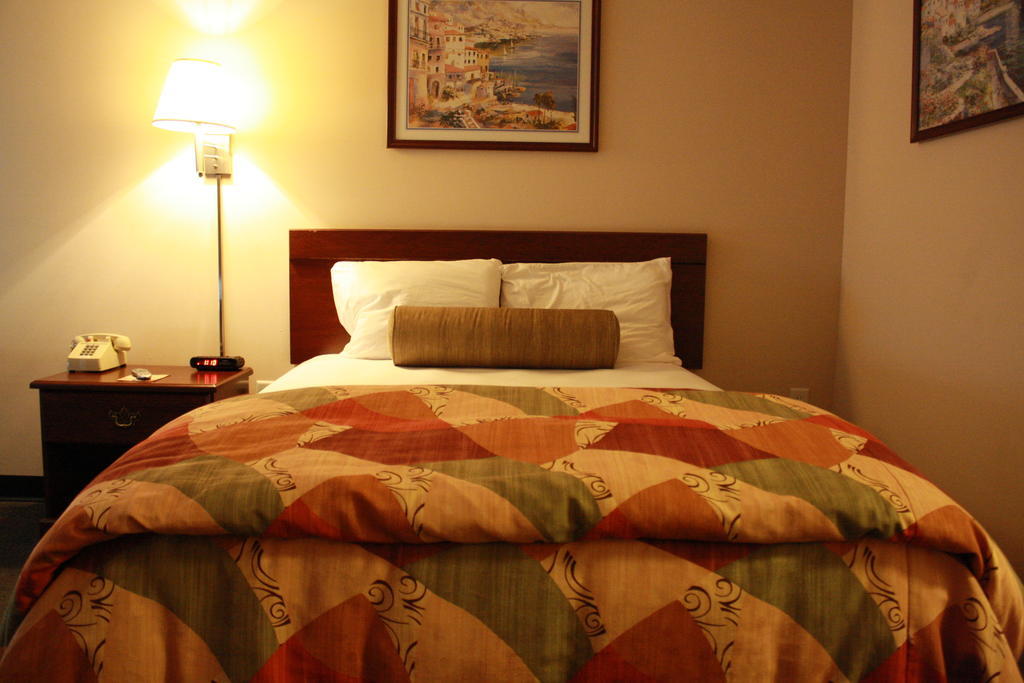 Intown Suites Extended Stay Select Hampton Va Room photo