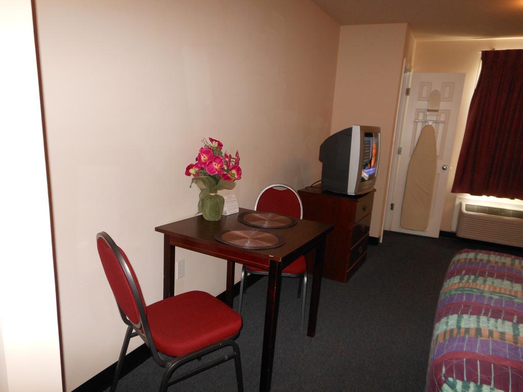 Intown Suites Extended Stay Select Hampton Va Room photo