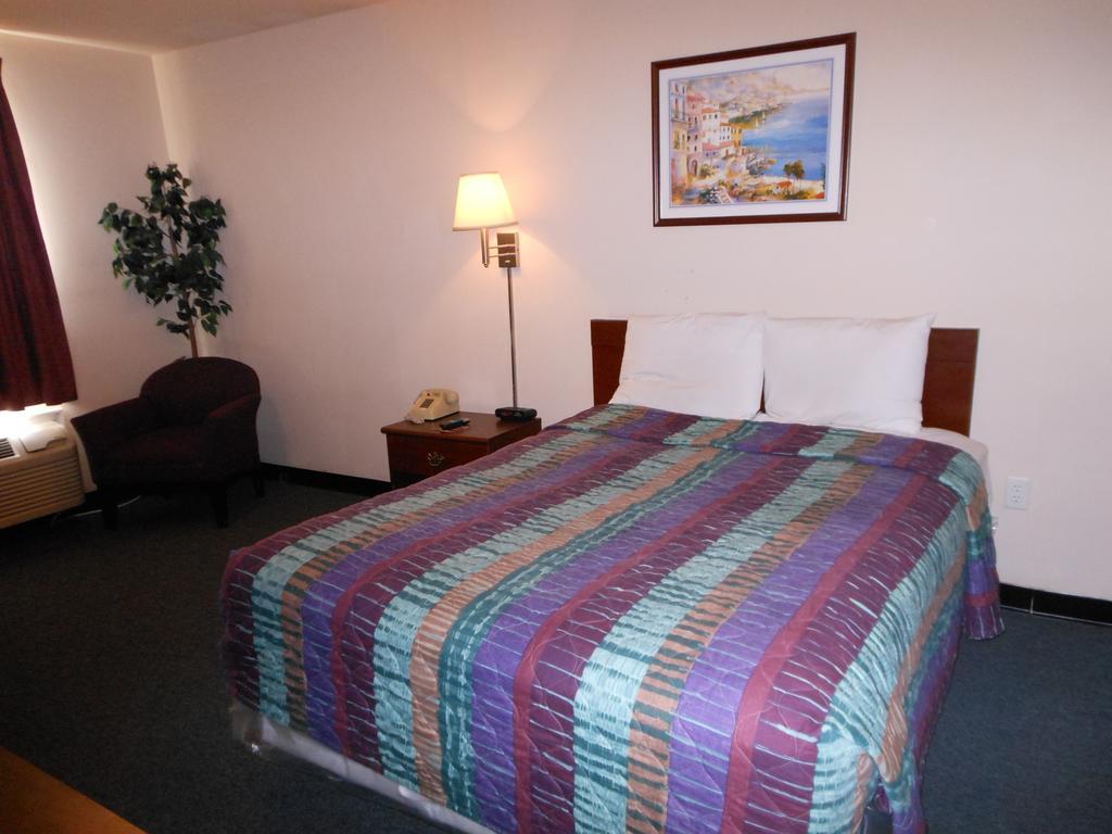 Intown Suites Extended Stay Select Hampton Va Room photo