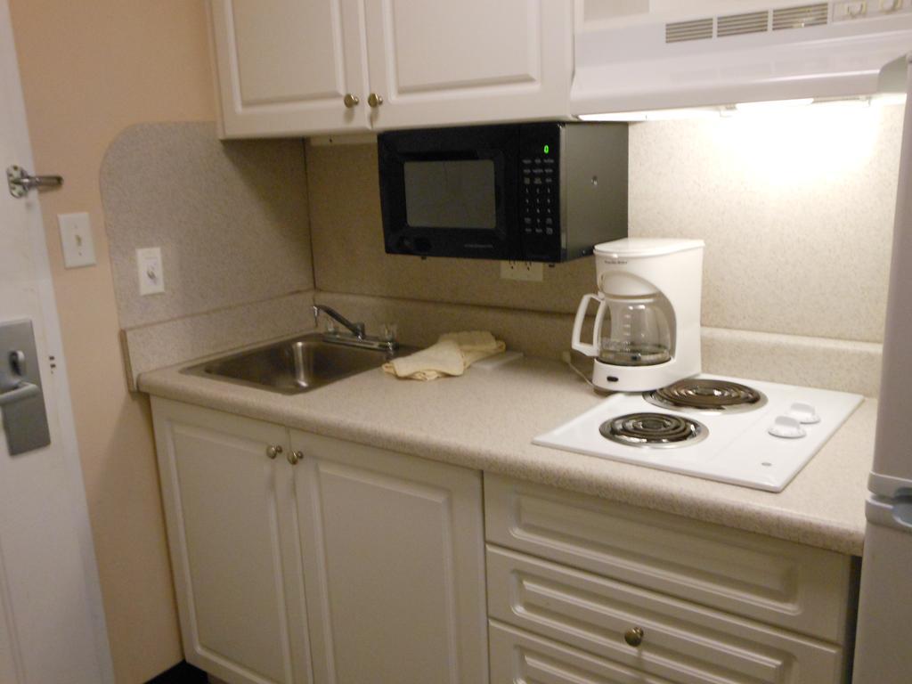 Intown Suites Extended Stay Select Hampton Va Room photo