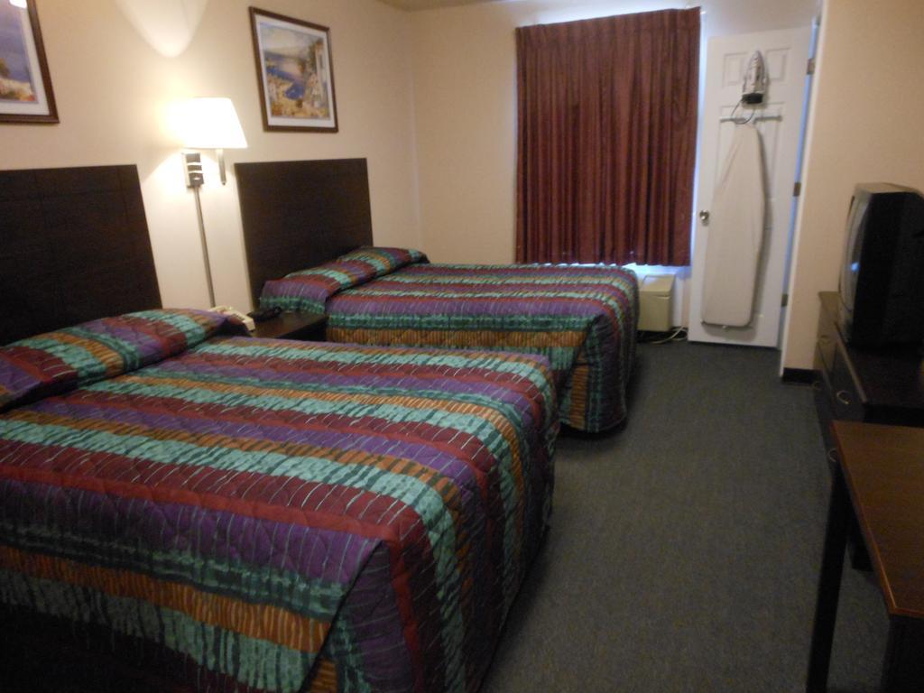 Intown Suites Extended Stay Select Hampton Va Room photo