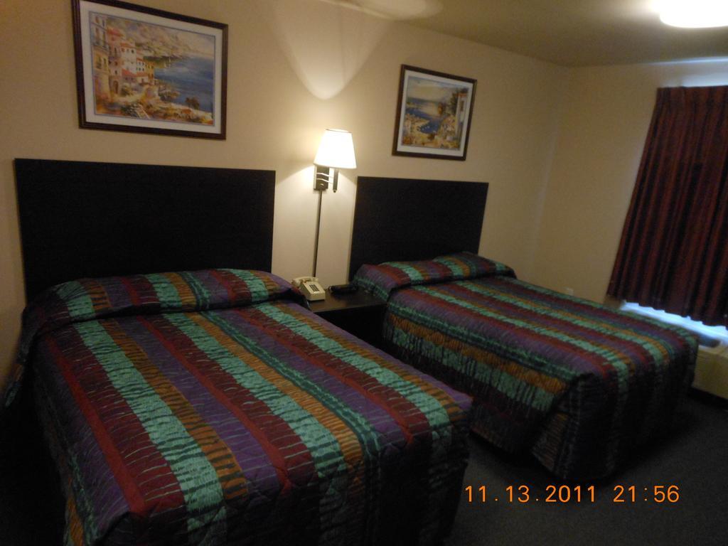 Intown Suites Extended Stay Select Hampton Va Room photo